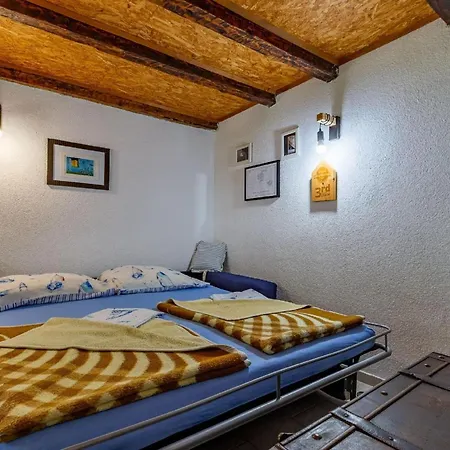 Casa de Férias Authentic Stone House On The Mountain Velebit